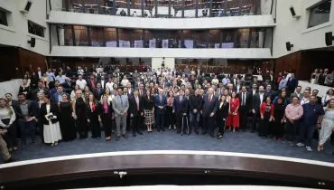 Autoridades e representantes municipais no lançamento da REEL, no Plenário da Assembleia Legislativa do Paraná.