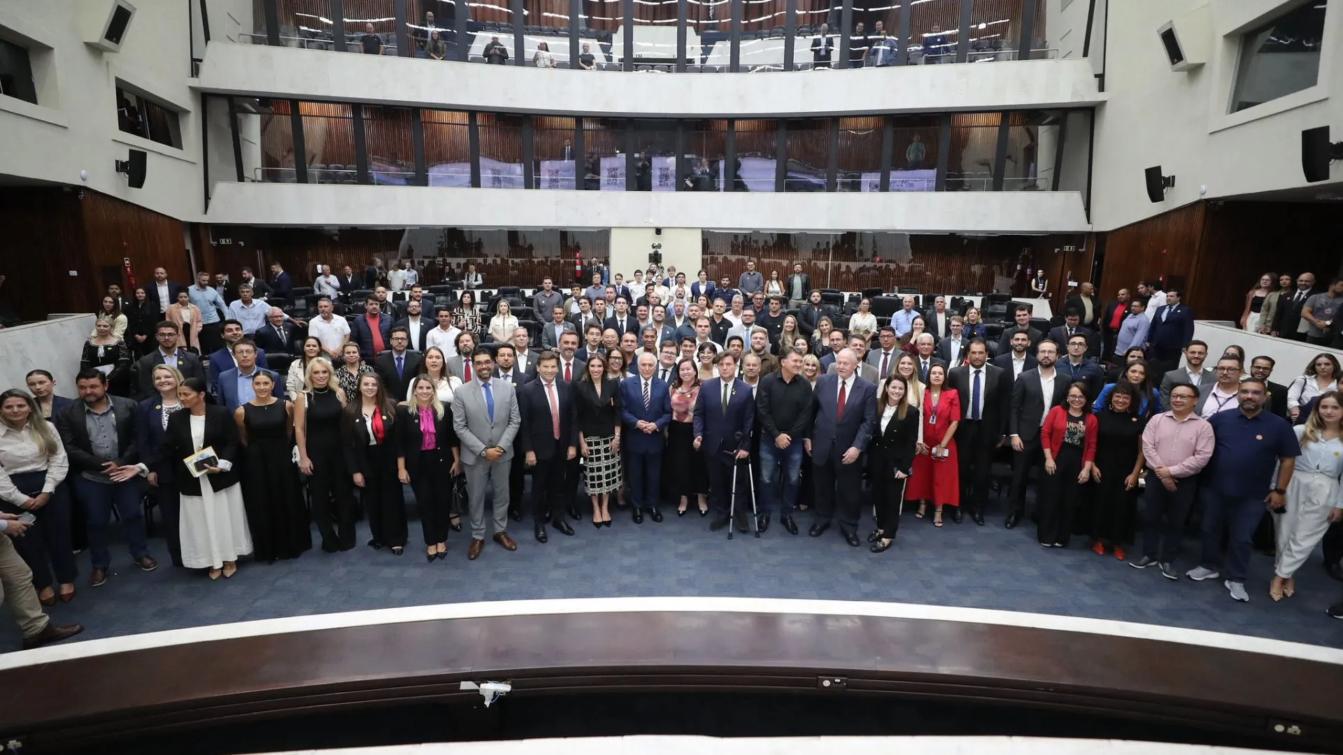 Autoridades e representantes municipais no lançamento da REEL, no Plenário da Assembleia Legislativa do Paraná.