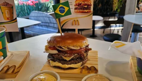Rede de fast food lança sanduíches temáticos da Copa do Mundo