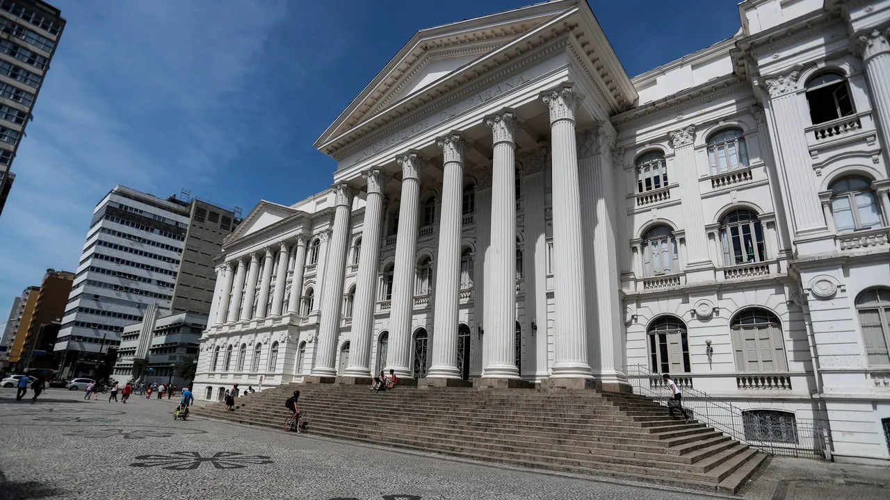 Sede histórica da UFPR na Praça Santos Andrade