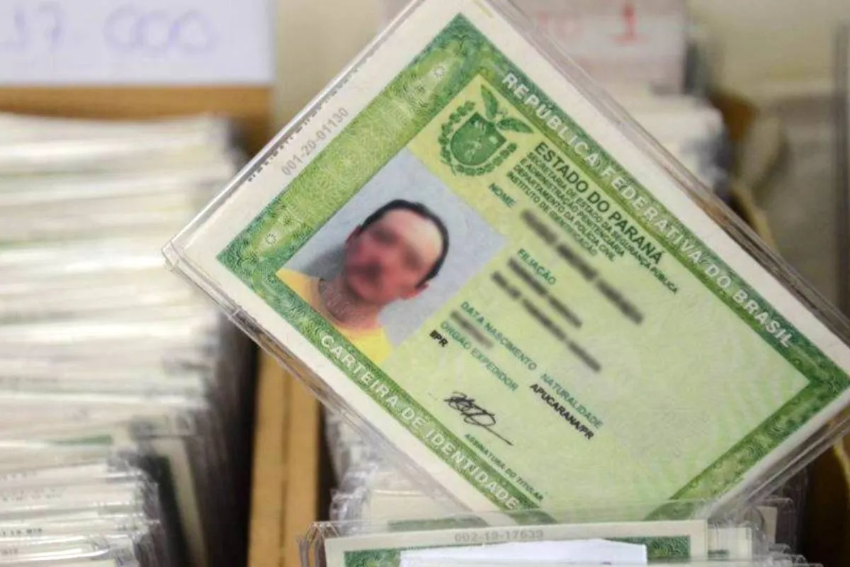 Imagem mostra um RG antigo em uma gavet