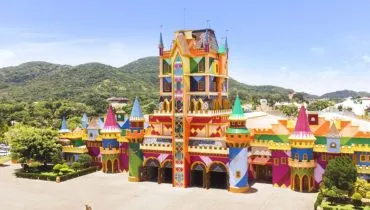 Imagem mostra a entrada do parque Beto Carrero, em Penha, Santa Catarina.