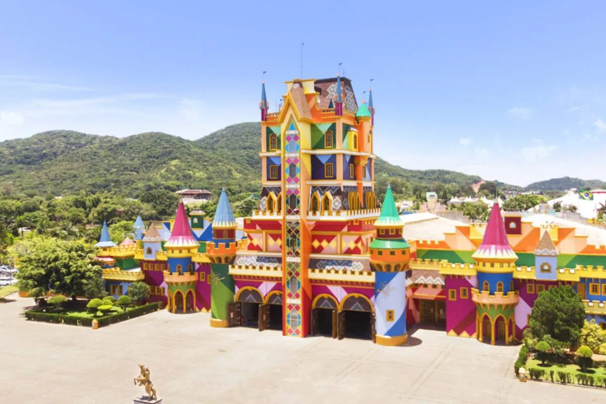 Imagem mostra a entrada do parque Beto Carrero, em Penha, Santa Catarina.