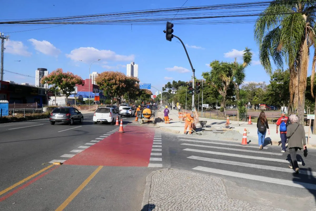 A Avenida Presidente Affonso Camargo recebe bras de requalificação do Projeto BRT Leste/Oeste (Lote 2.3), para a modernização do transporte coletivo e melhoria na infraestrutura local.