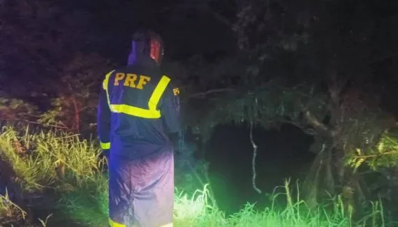 Caminhão cai na Represa do Capivari; criança morre e pai está desaparecido