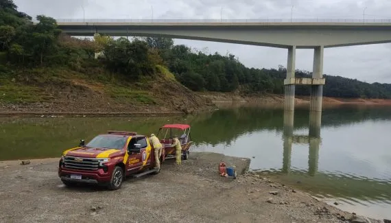 Caminhão cai na Represa do Capivari; criança morre e pai está desaparecido