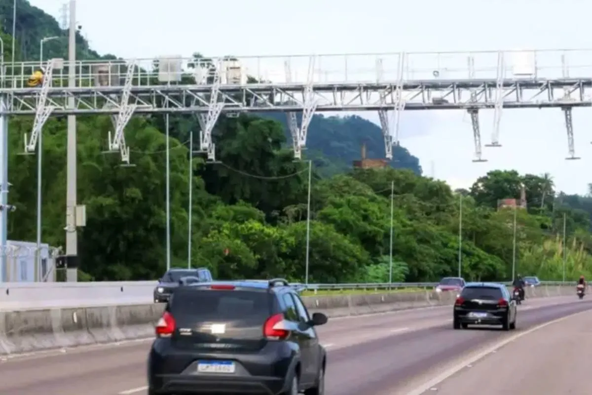 Imagem mostra uma praça de pedágio no estilo free flow, sem cabines de cobrança.