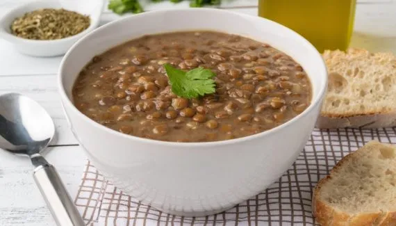 Sopa no almoço: 5 receitas proteicas para começar a semana com energia