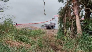 Queda de caminhão na Represa do Capivari provoca vazamento de substâncias tóxicas