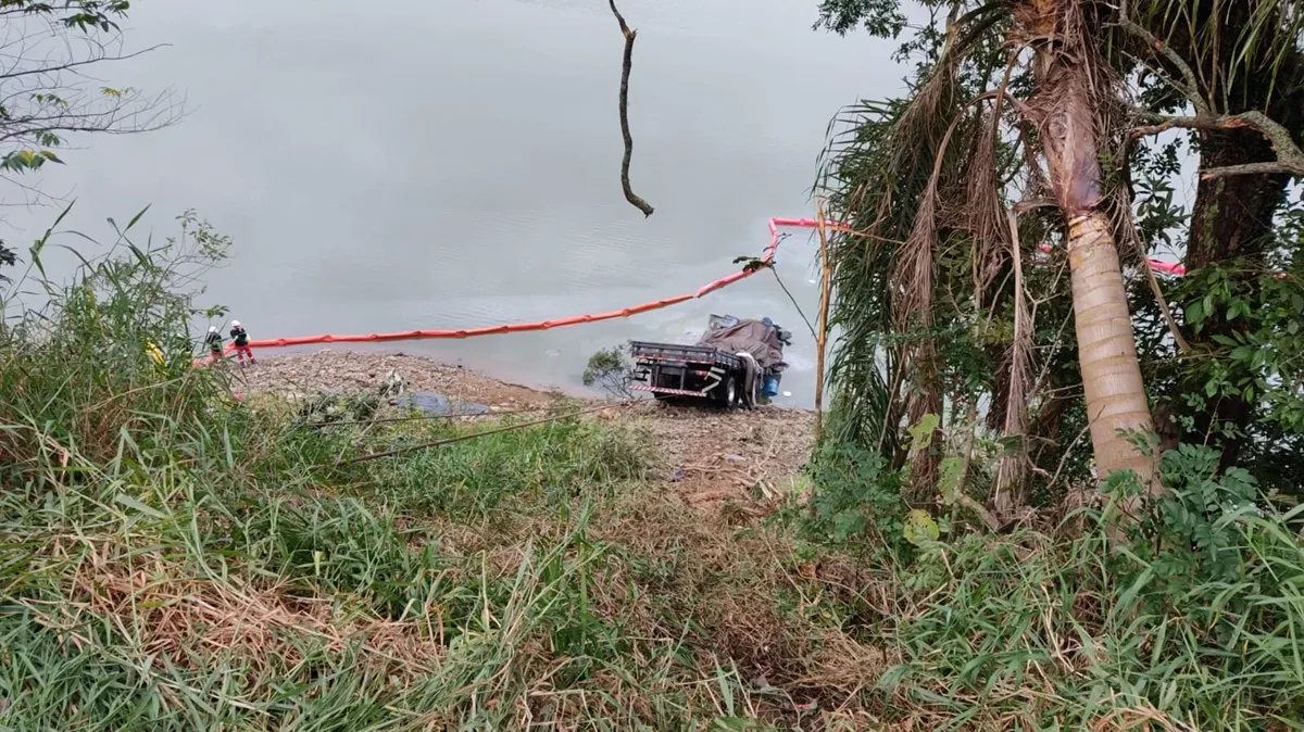Queda de caminhão na Represa do Capivari provoca vazamento de substâncias tóxicas