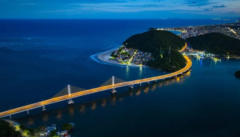 Com mais de 1,2 km de extensão, a Ponte de Guaratuba liga a cidade a Matinhos e põe fim à travessia por balsa. Foto: Jonathan Campos/Governo do Paraná
