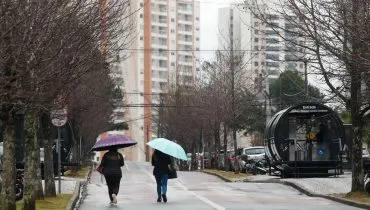 Com tempo nublado e chuvoso, Curitiba tem a tarde mais fria de 2026