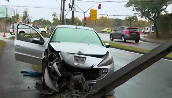 Acidente com poste e abandono de veículo trava o trânsito no Jardim Botânico nesta quarta