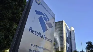 Imagem mostra uma fachada do prédio da Receita Federal.