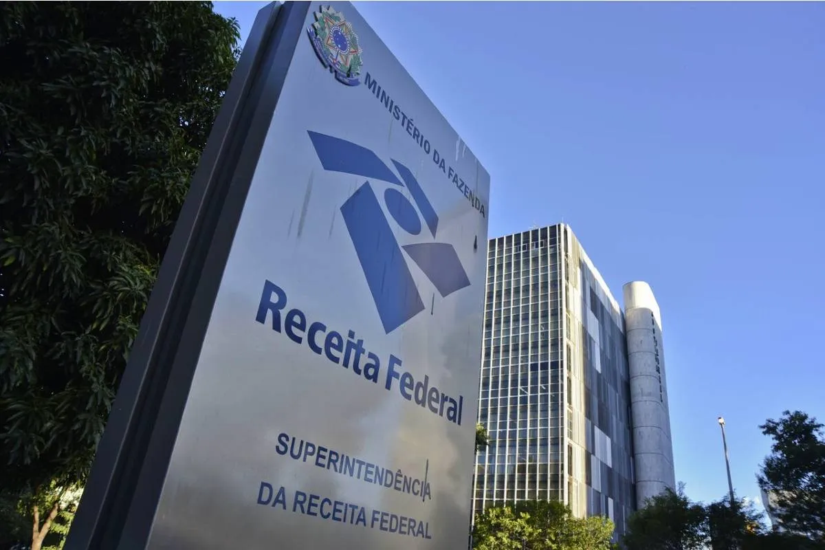 Imagem mostra uma fachada do prédio da Receita Federal.