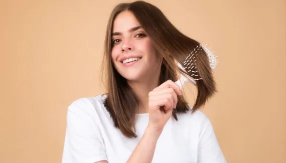Você sabe desembaraçar o cabelo corretamente?