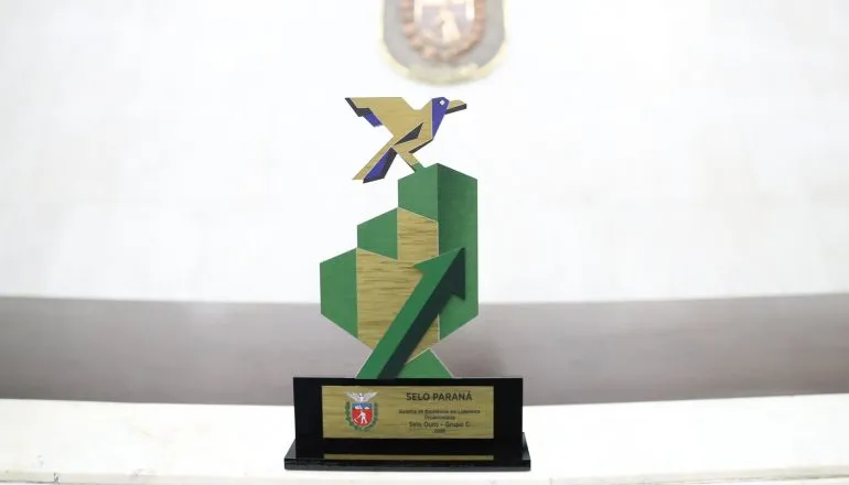Troféu do Selo Paraná simboliza a excelência na execução orçamentária e o uso eficiente dos recursos públicos.