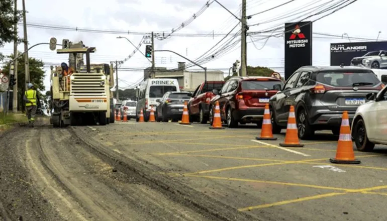 Trânsito em Curitiba hoje: Importante via no Campina do Siqueira tem pistas interditadas