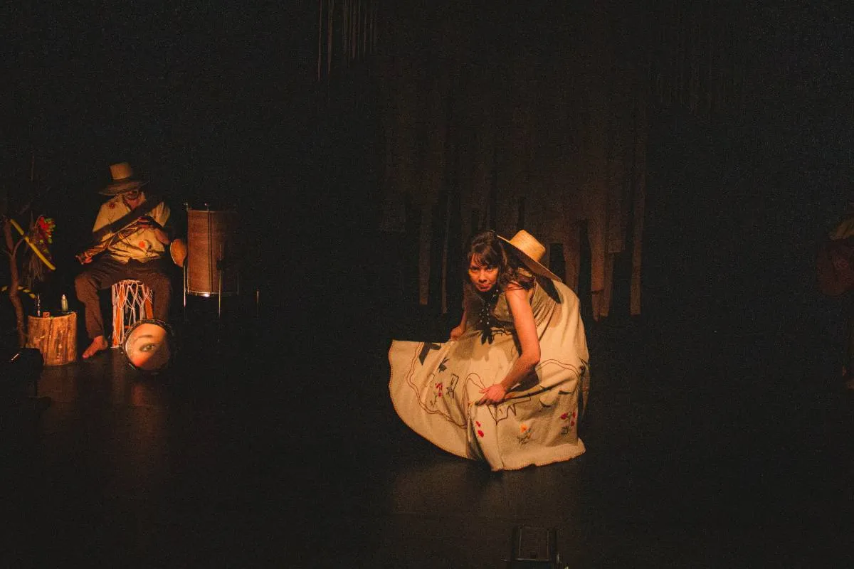 Imagem mostra um trecho da peça "Aos Companheiros de Estrada"