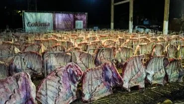 Imagem mostra dezenas de costelas espetadas no chão para um grande churrasco em Cascavel.