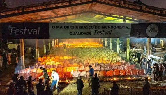 Maior churrasco de fogo de chão do mundo será nesta sexta-feira