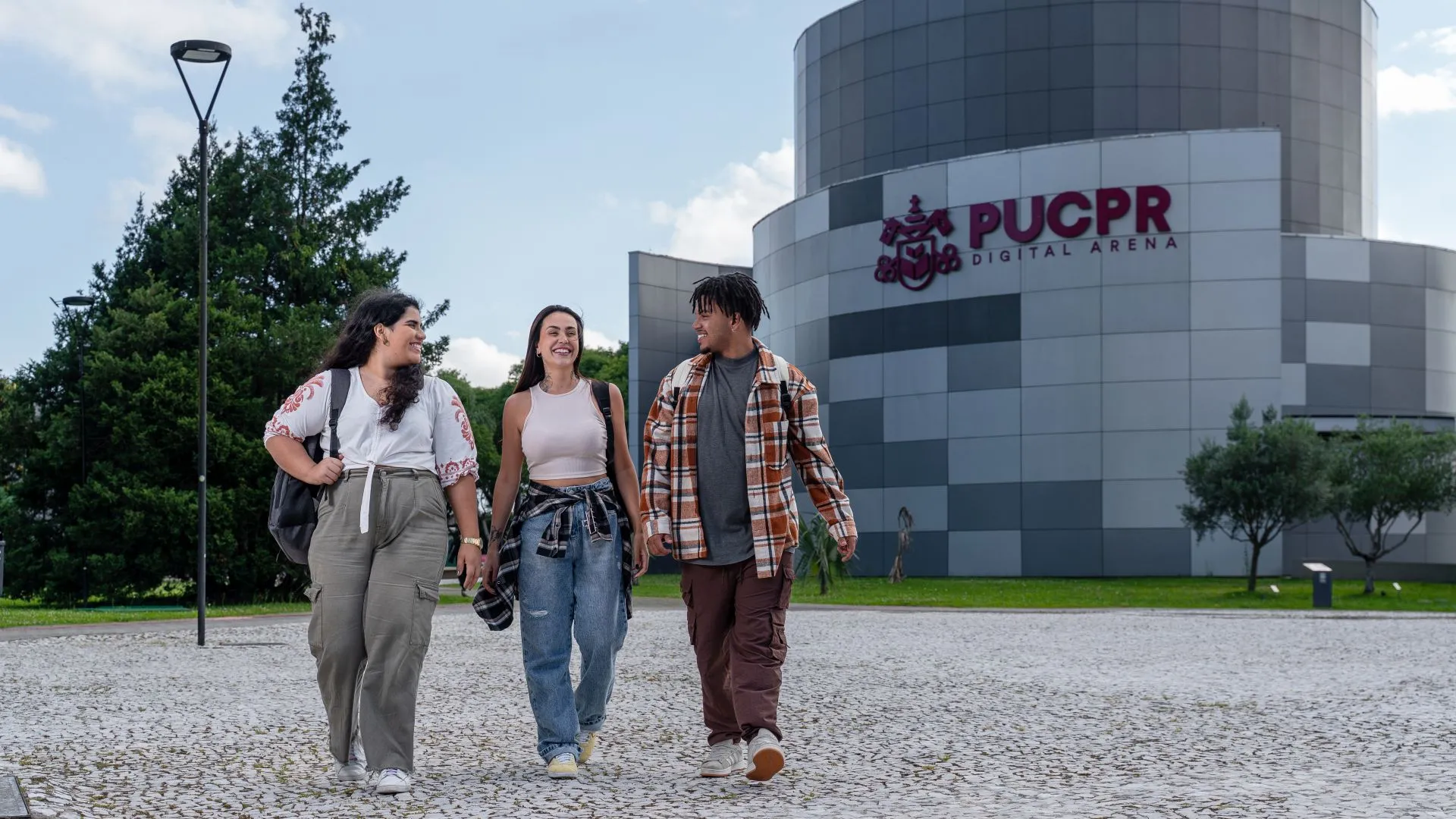 Open Academy Pontifícia Universidade Católica do Paraná: estudantes vivenciam disciplinas reais, recebem mentoria e experimentam a rotina universitária antes da graduação, com inscrições abertas até 7 de agosto.