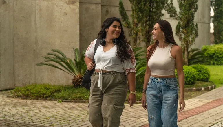 Programa Open Academy da Pontifícia Universidade Católica do Paraná permite que estudantes testem cursos, vivenciem a rotina acadêmica e tomem decisões de carreira com mais segurança antes da graduação.