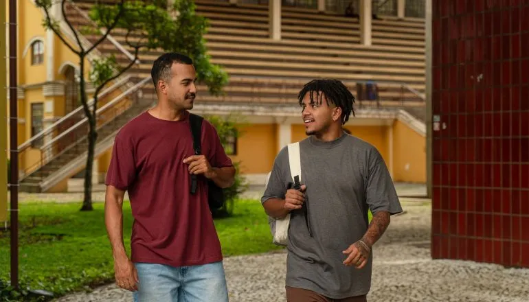 Vivência universitária na Pontifícia Universidade Católica do Paraná aproxima estudantes da realidade acadêmica e apoia escolhas de carreira mais seguras.