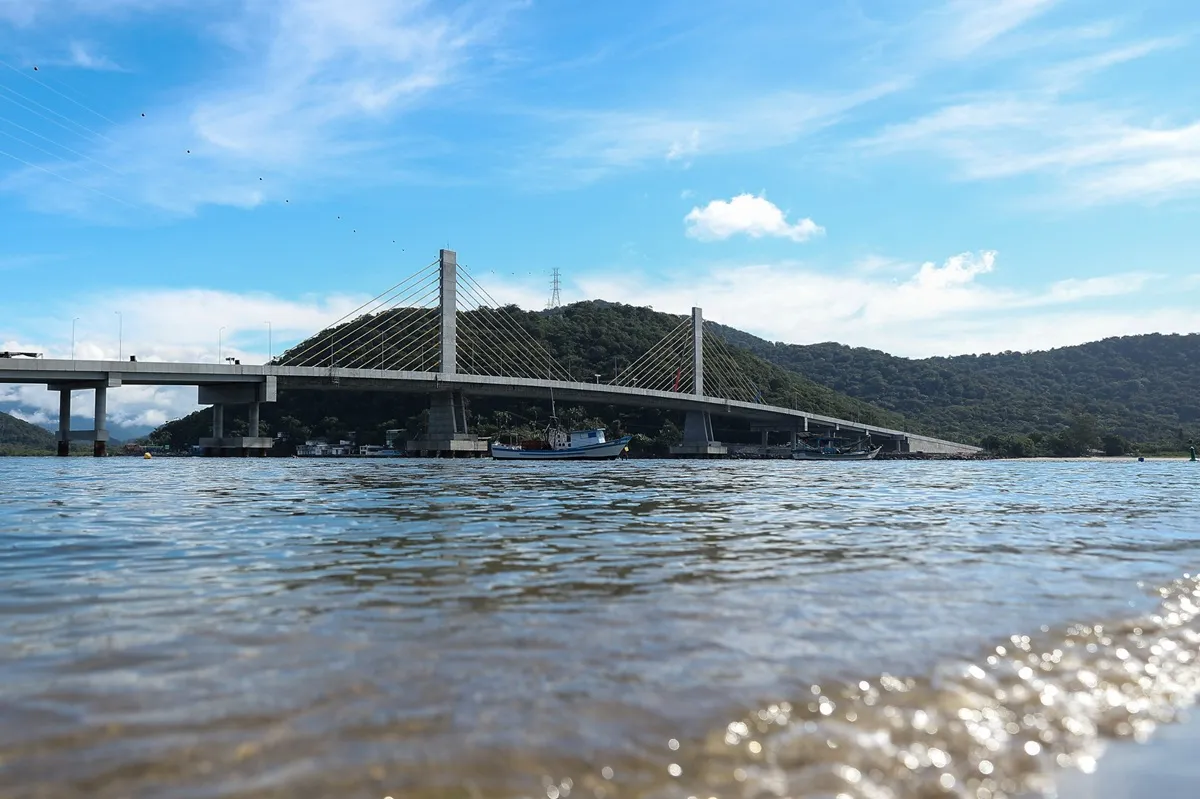 imagem mostra ponte de guaratuba, no litoral do paraná, na véspera da inauguração
