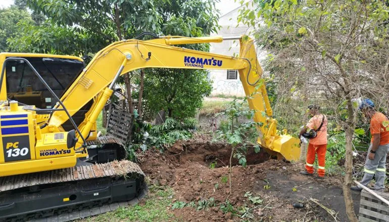 Obra de macrodrenagem na Trincheira do Sabará, na CIC, avança para reduzir riscos de alagamentos e melhorar a infraestrutura urbana. 