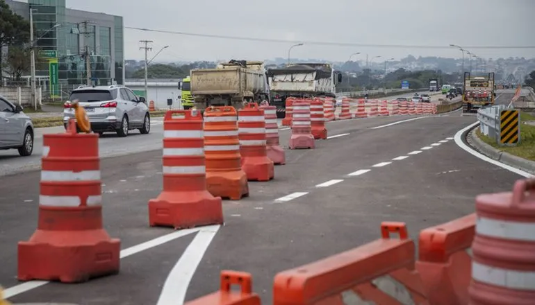 Desvio de tráfego na Linha Verde, sentido Atuba, direciona veículos para o viaduto ampliado e integra as intervenções que vão melhorar a fluidez e a mobilidade na região.