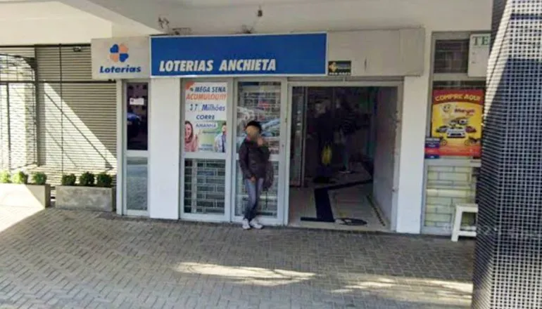Imagem mostra a fachada da Loteria Anchieta, em Curitiba.