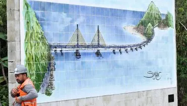 Imagem mostra um painel com uma pintura da Ponte de Guaratuba