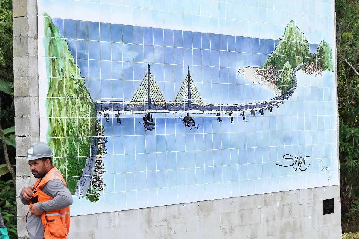 Imagem mostra um painel com uma pintura da Ponte de Guaratuba