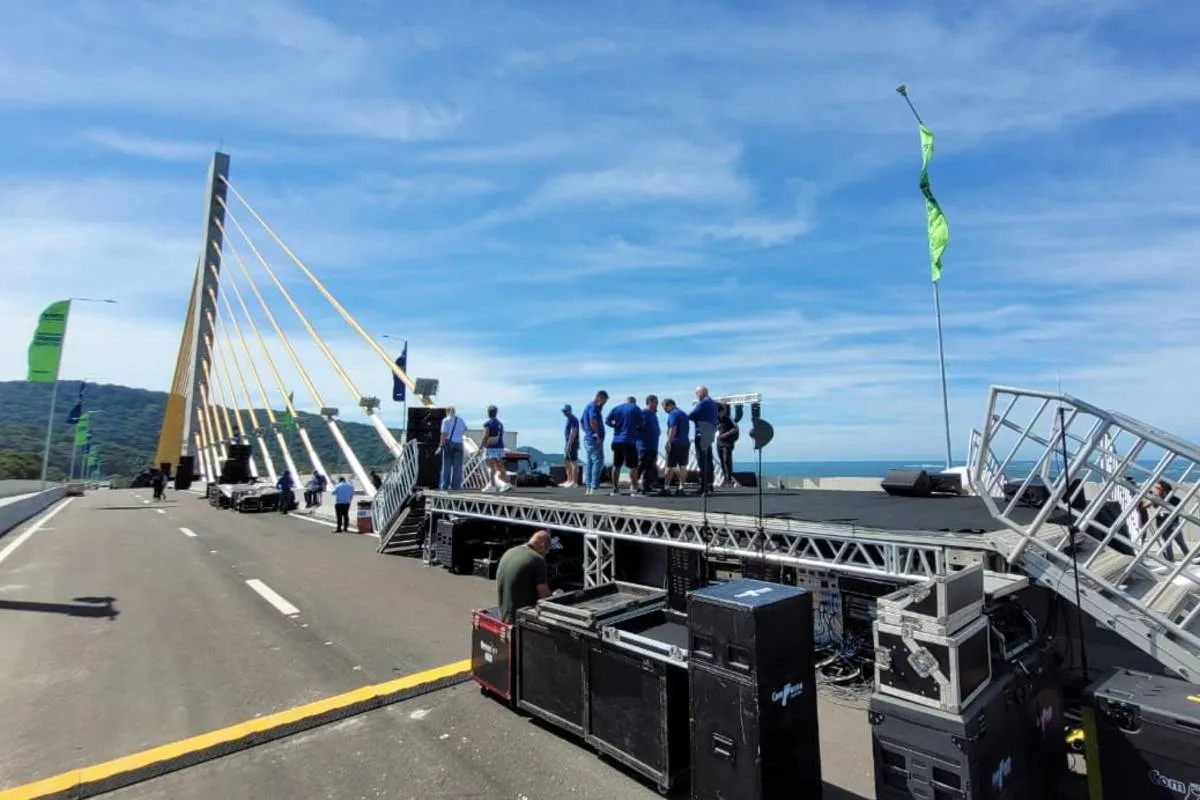 Imagem mostra a ponte de Guaratuba com os preparativos para a inauguração.