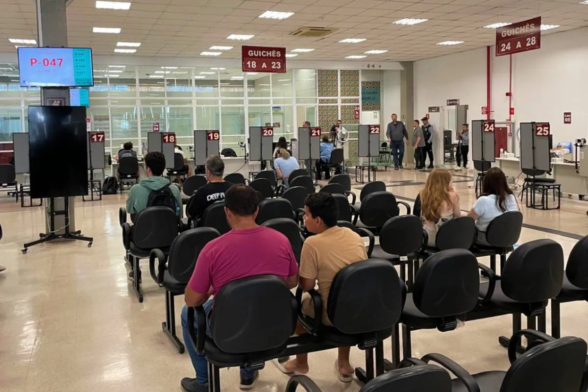 Imagem mostra atendimento ao público em uma repartição do TRE-PR.