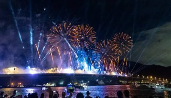 Ponte de Guaratuba: Vídeo mostra show de fogos de artifício e drones
