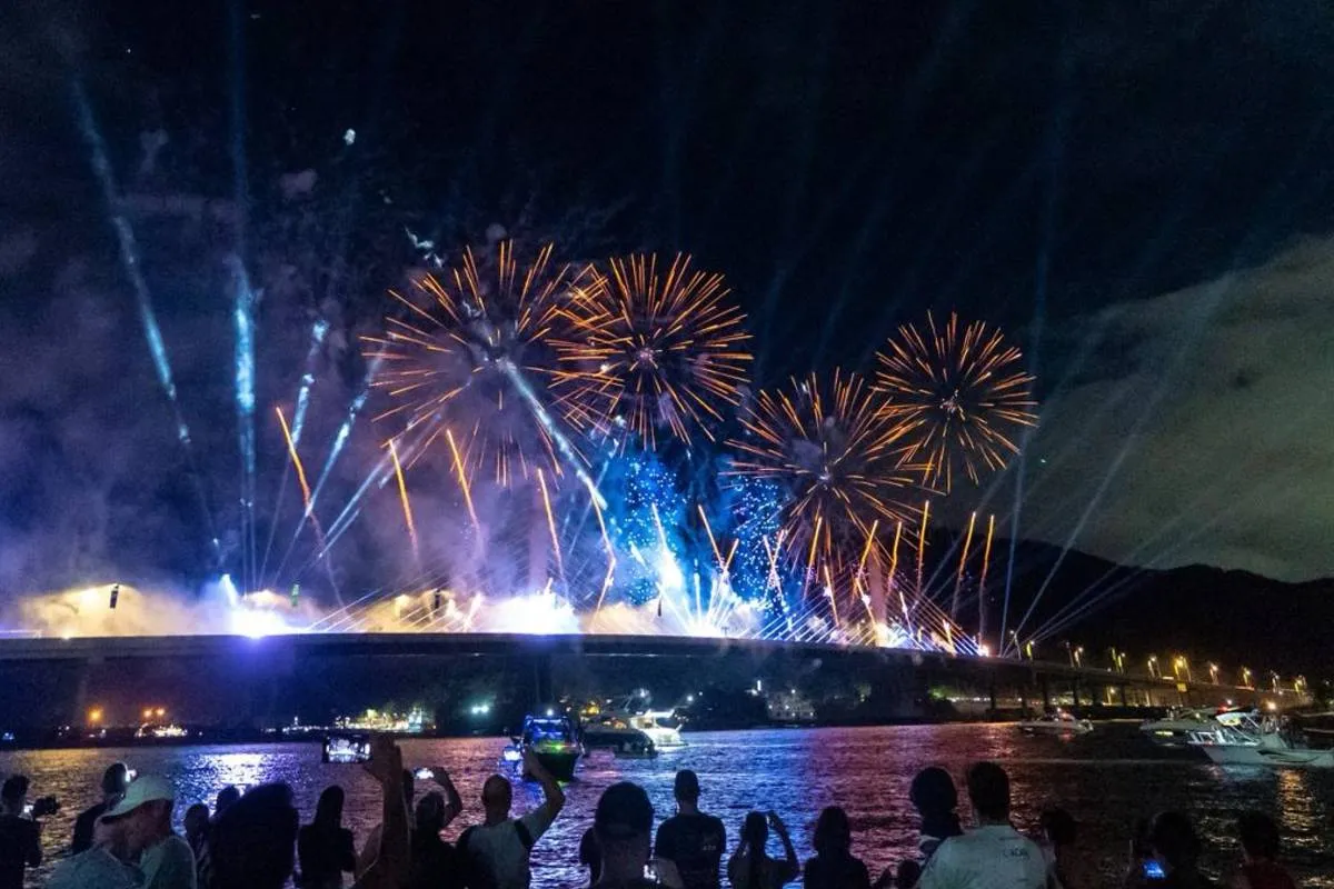 Imagem mostra parte do show de fogos na inauguração da Ponte de Guaratuba
