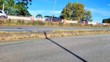 Imagem mostra um recorte do trânsito em Curitiba, com apenas uma faixa no sentido Atuba da Linha Verde.