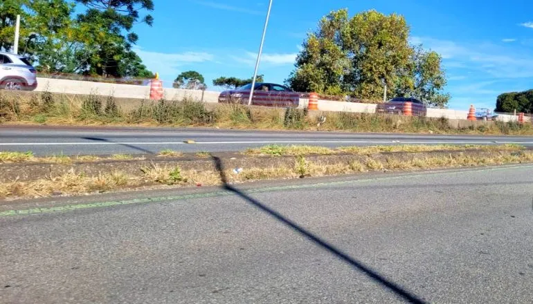 Imagem mostra um recorte do trânsito em Curitiba, com apenas uma faixa no sentido Atuba da Linha Verde.