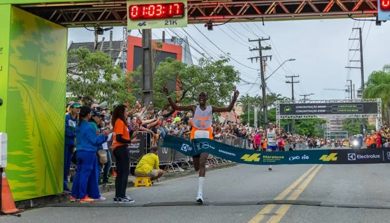 Nikolas Kiptoo Kosgei foi o campeão masculino da maratona 21 km.