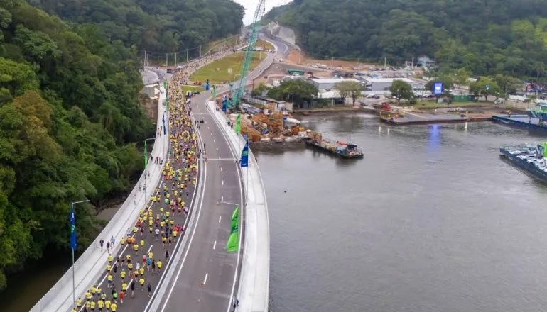 Milhares de atletas cruzam nova Ponte de Guaratuba em maratona histórica no Litoral