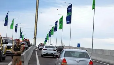 Imagem mostra os carros circulando na nova Ponte de Guaratuba.