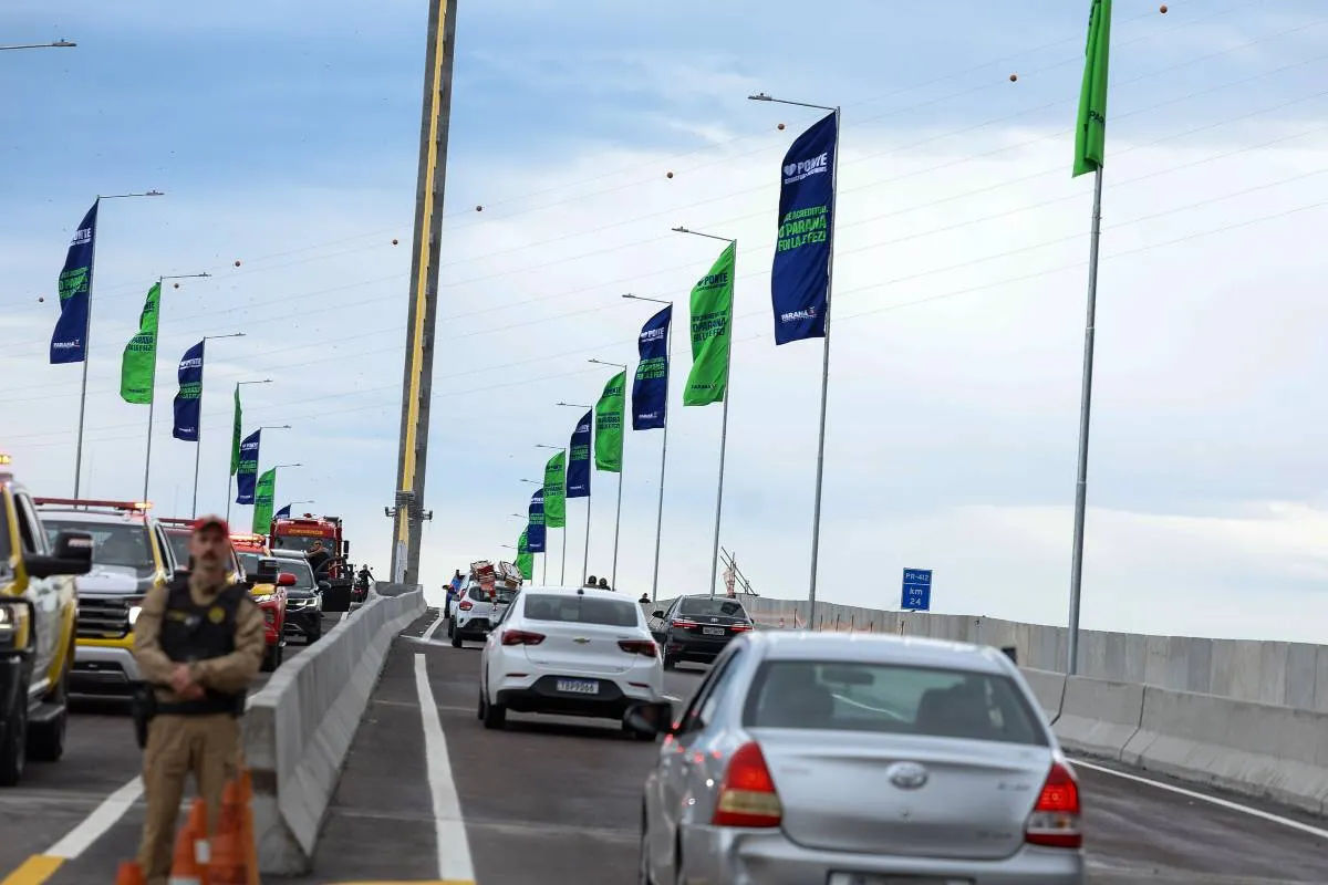 Imagem mostra os carros circulando na nova Ponte de Guaratuba.