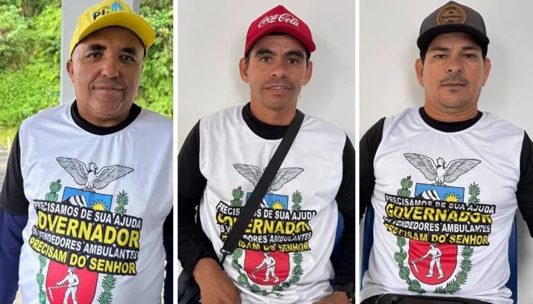 Imagem mostra uma montagem com três homens usando camisetas brancas e bonés.
