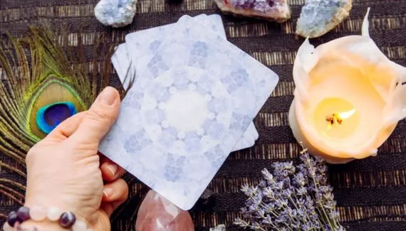 Tarot do dia: previsão para os 12 signos em 03/05/2026