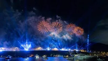 Imagem mostra parte do show de fogos na inauguração da Ponte de Guaratuba