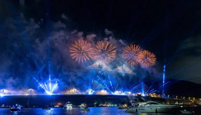 Imagem mostra parte do show de fogos na inauguração da Ponte de Guaratuba