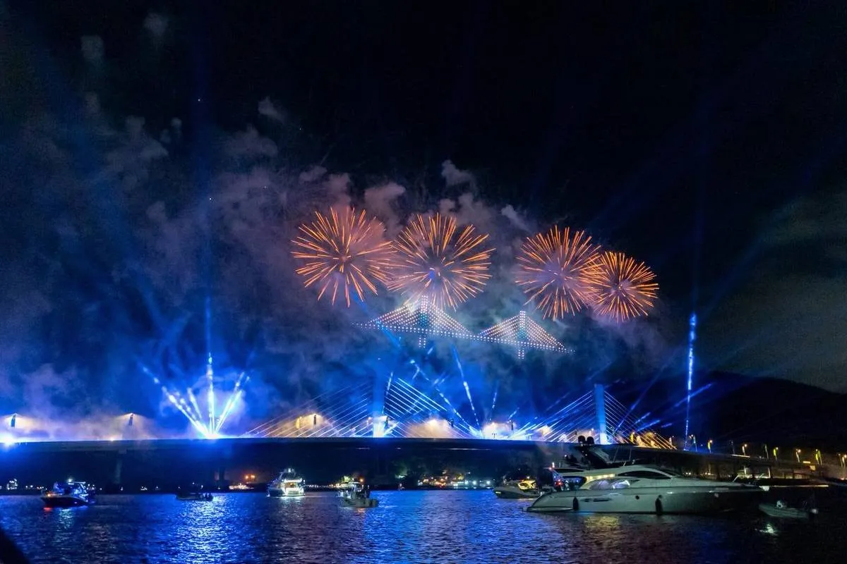 Imagem mostra parte do show de fogos na inauguração da Ponte de Guaratuba
