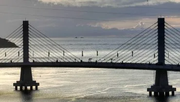 Imagem mostra a ponte de Guaratuba.